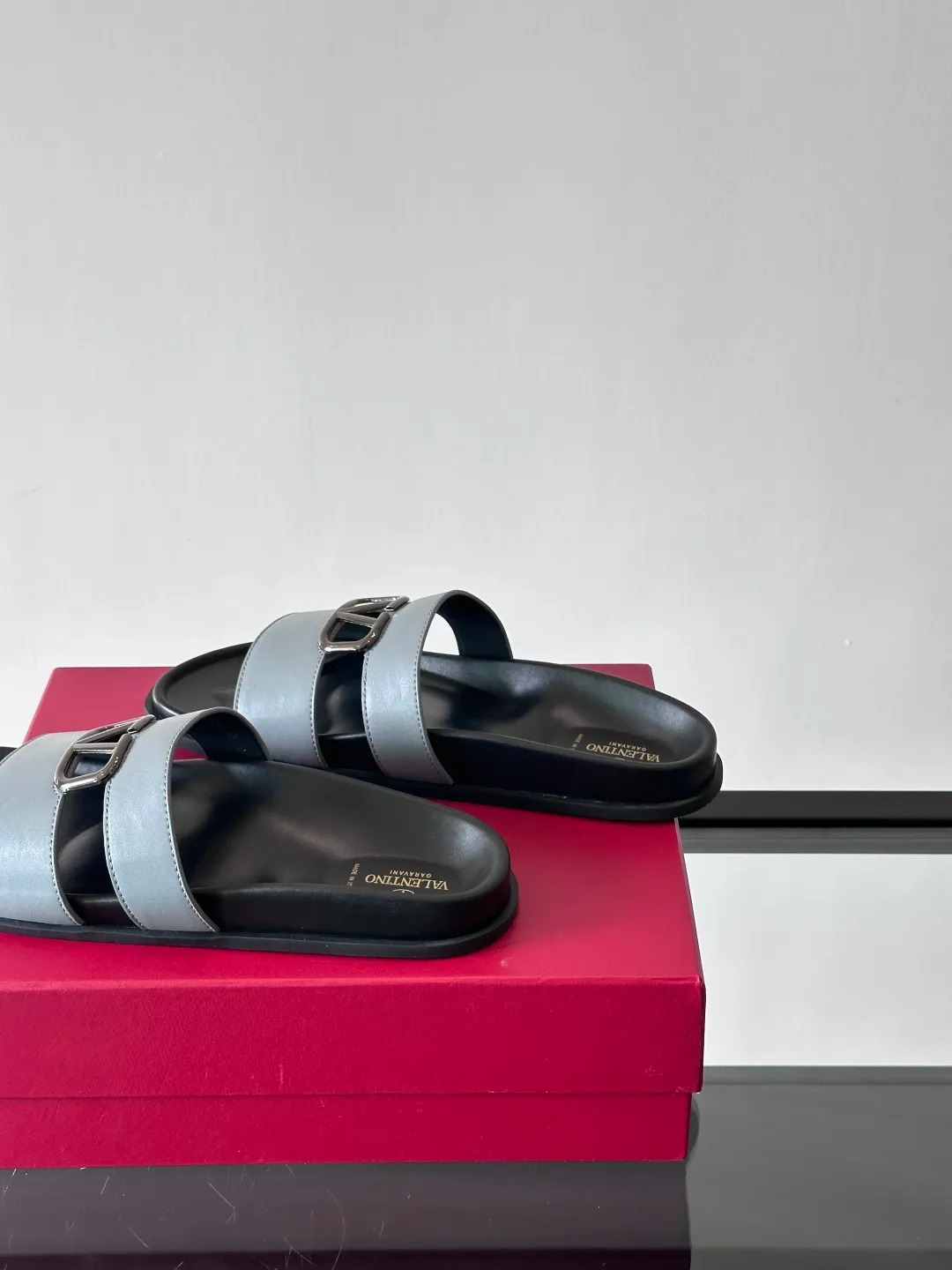 Men's shoes 💰p320 "VALENTINO" Valentino Men's 🧍‍♂️ Spring and summer new style metal rivet flat slippers, elegant sandals, the same style worn by celebrities, original molding, imported calfskin. Rubber outsole. Soft and durable, full set of counter packaging size: 39-44 (customized at 38.45.46)